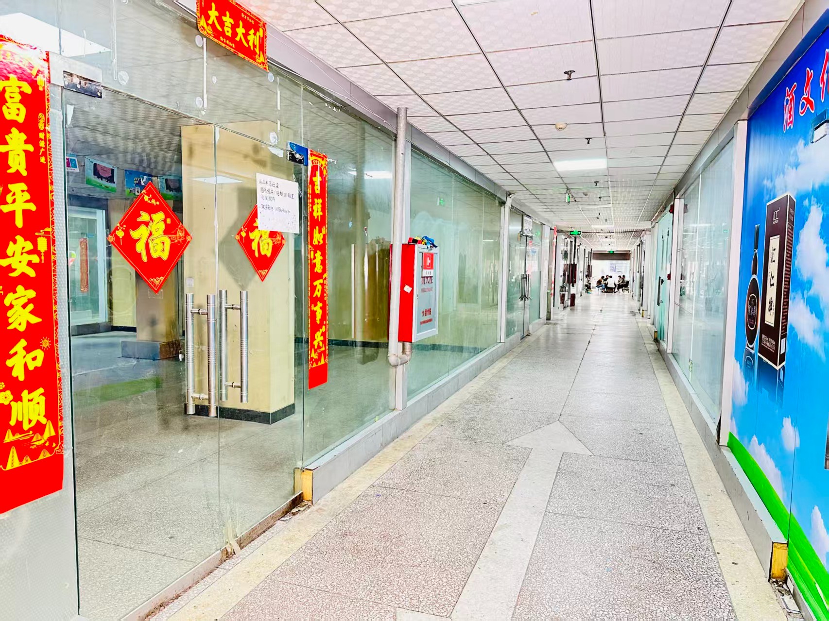大曌国际广场园区位于洛阳市老城区春都路商贸核心区域，周边商业氛围成熟，交通便利，配套完善。依托传统副食品商贸资源，园区具备良好的经营基础和人气优势，是企业办公、商品展示、批发零售及创业发展的理想选择。